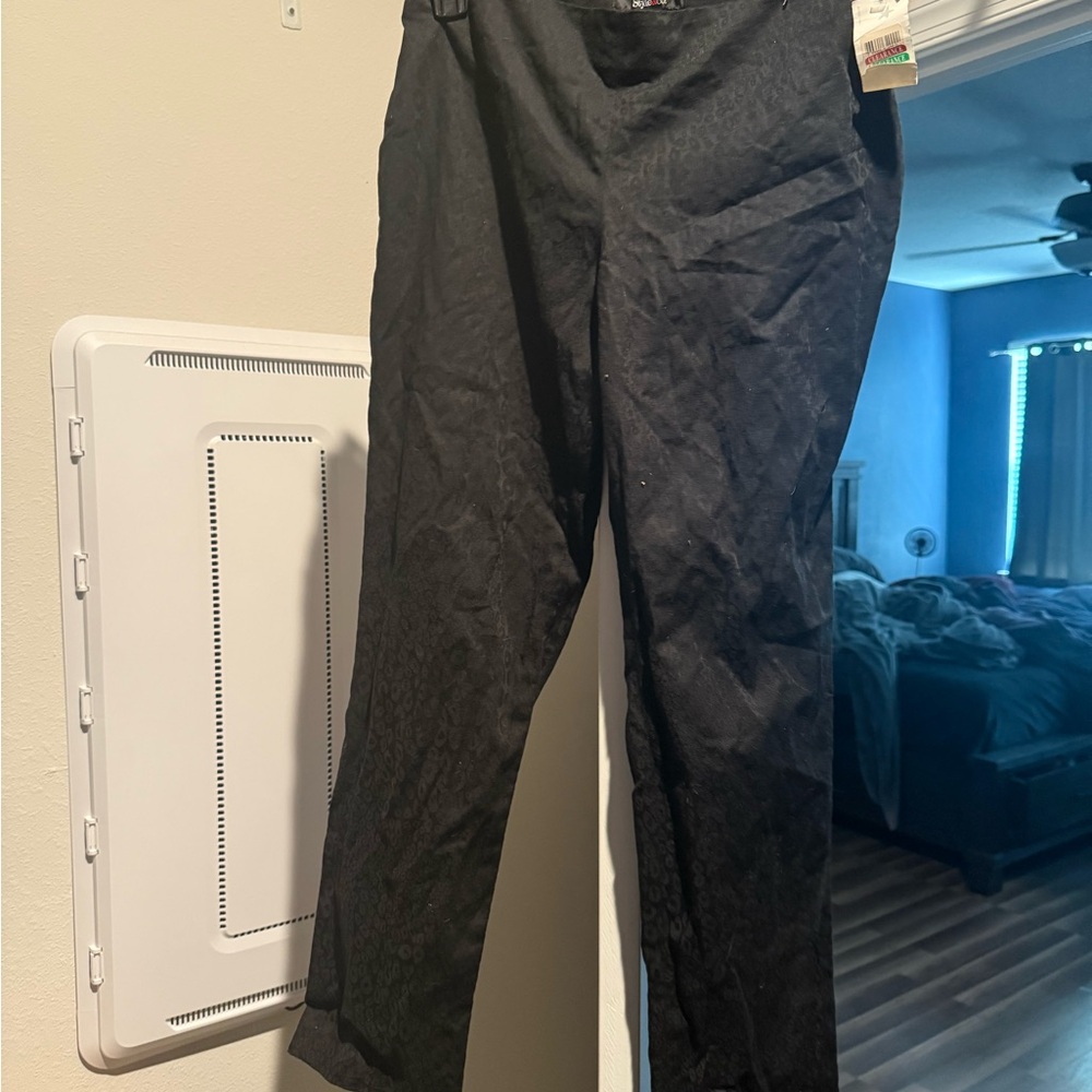 Woman’s black pants NWT